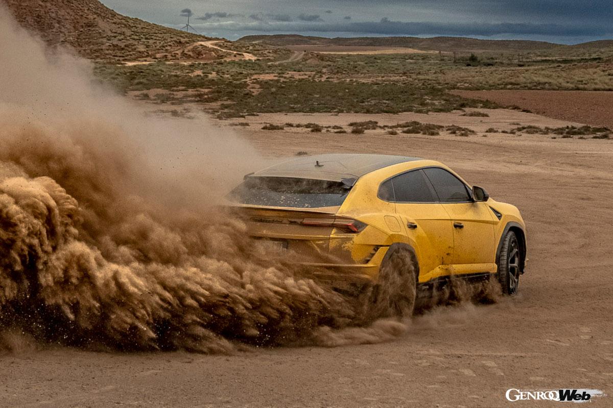 ダートを疾走するウルス ペルフォルマンテ。カーボン製のボンネットは望めば無塗装を選択することもできる。