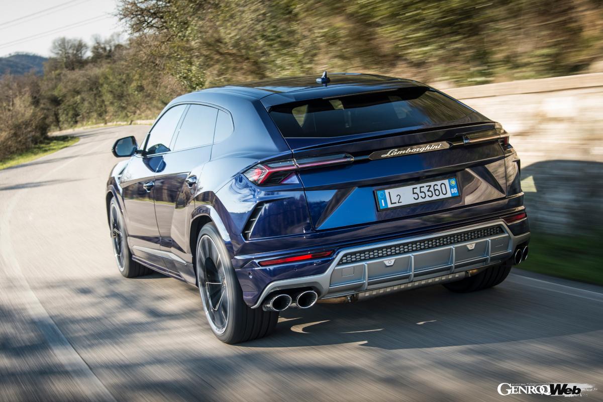 ウルスの低く構えたデザインはひと目でスーパーSUVの高性能を予感させる。