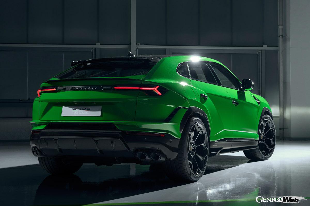 ホイールアーチがカーボン製となったウルス ペルフォルマンテ。