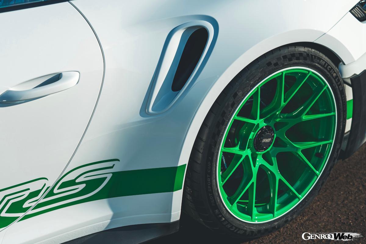 パイソングリーンに塗られた鍛造アルミホイールもRS 2.7へのリスペクトを感じさせる。