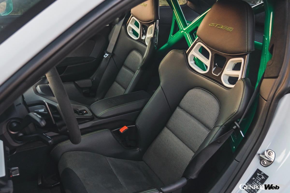 室内に張り巡らされるロールケージもパイソングリーンに彩られている。