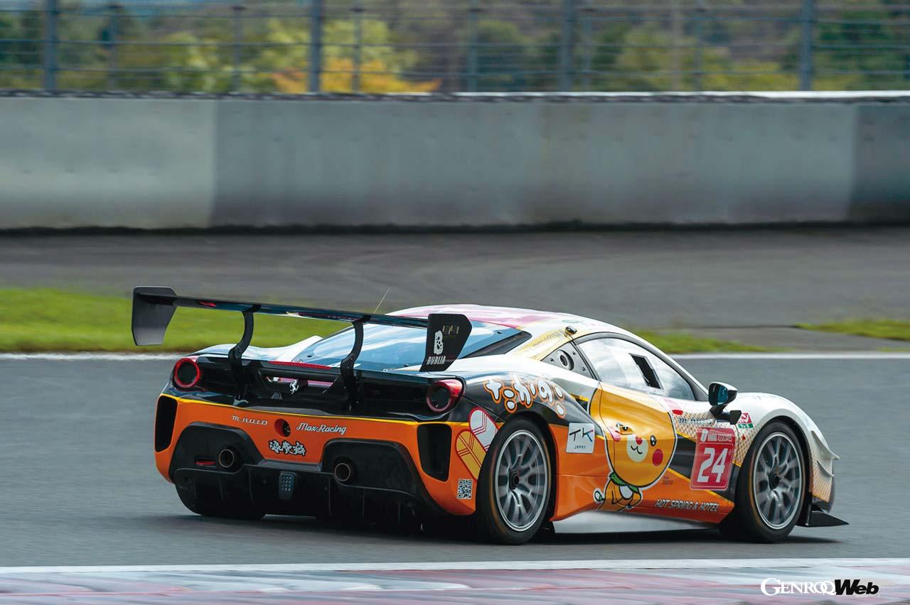 488チャレンジEVO最大のトピックはエアロダイナミクスの大幅改良だ。装着されるエアロパーツが増え、特にフロントのダウンフォースが効いている印象がある。