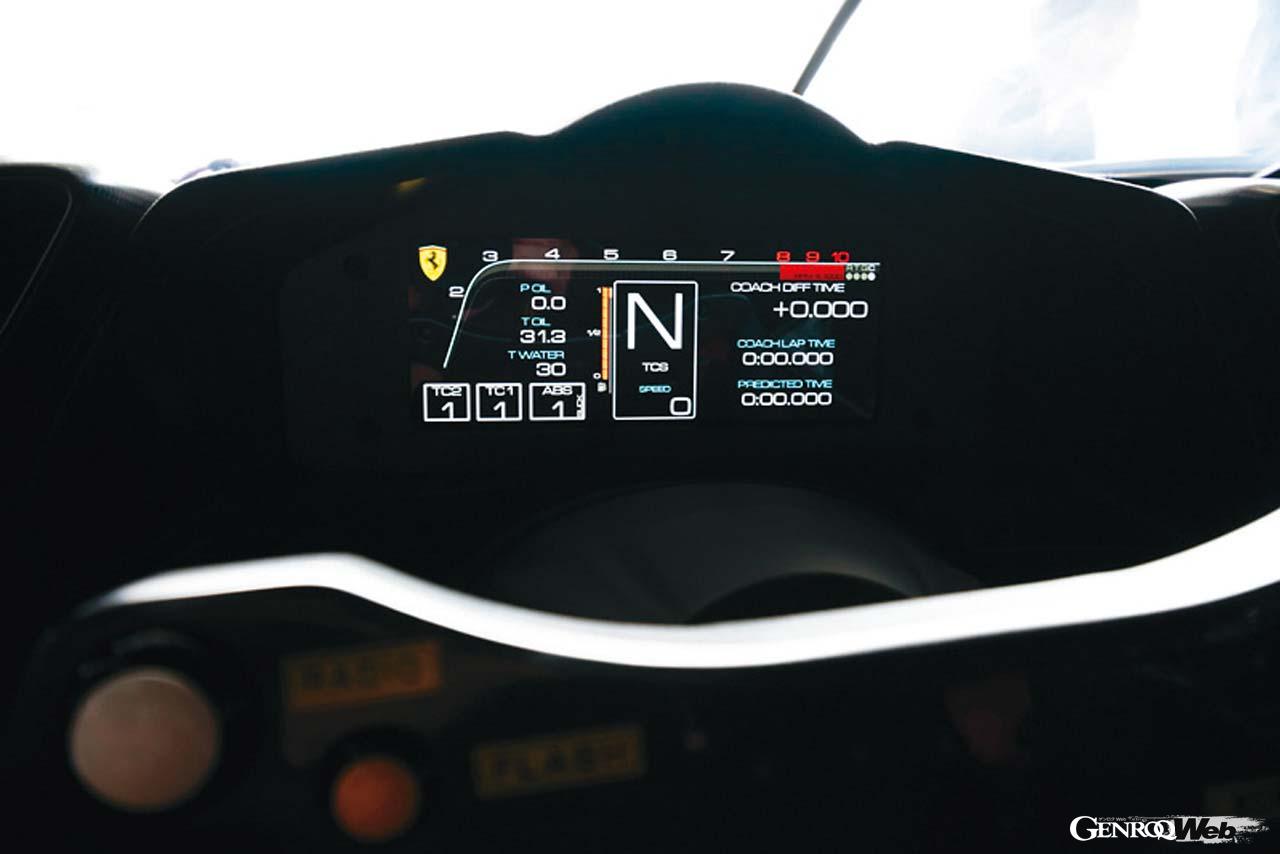 ステアリングにレブカウンターが表示されるので、市販車のメーターパネルにあたる部分は油温や水温、トラクションコントロールやABSの設定表示がメインだ。面白いのはコーチとのタイム差が表示されること。走行中にリアルタイムで確認して、自分の苦手なコーナーなどが走りながら把握できるのだ。