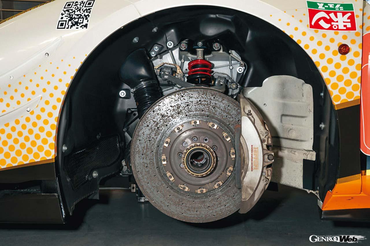 ブレーキはフロントディスクの設計を見直し、リヤは径を拡大した。総合的に性能が改善したが、中でも耐久性を高めるべく、冷却性能を見直し20%向上したという。これらのEVOキットは従来の488チャレンジにも流用可能というので、タイヤとともにブレーキキットを装着することで耐久仕様にできる。