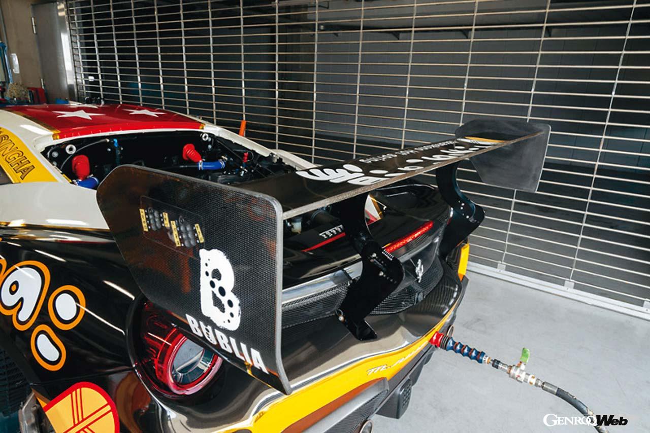 EVOになって空力性能は大幅に進化した。翼端板が拡大したリヤウイング、ドアミラー下の小型ウイングなどで空力効率を高めるのはもちろん、リヤウイングの角度はピットで素早く作業できる構造となった。写真にはないがフロア下のフラップも調整可能で、車高を変えることなく前後バランスをセッティングできる。