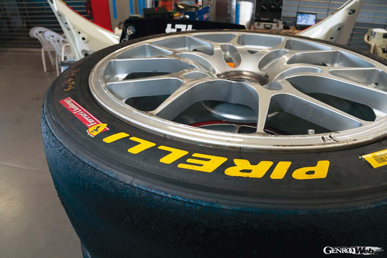 2020年シーズンから採用されたピレリ製のスリックタイヤは、主に欧州サーキットで開発が進められた。特に耐久性能を高めることを目的にコンパウンドが変更され、連続走行におけるラップタイム維持は従来よりも15%向上した。装着されるサイズはフロント275/675-19、リヤ315/705-19。2番目の数字は外径だ。