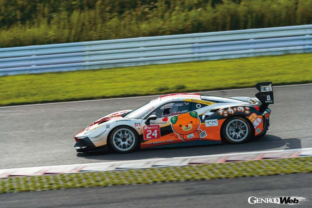 アマチュアでも安心して走らせることができる取っつきやすさを持つ488チャレンジEVO。高出力のV8ツインターボエンジンの迫力や、高いダウンフォースでレーシングマシンの醍醐味も体験できる。