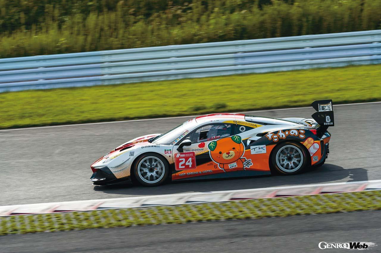 アマチュアでも安心して走らせることができる取っつきやすさを持つ488チャレンジEVO。高出力のV8ツインターボエンジンの迫力や、高いダウンフォースでレーシングマシンの醍醐味も体験できる。