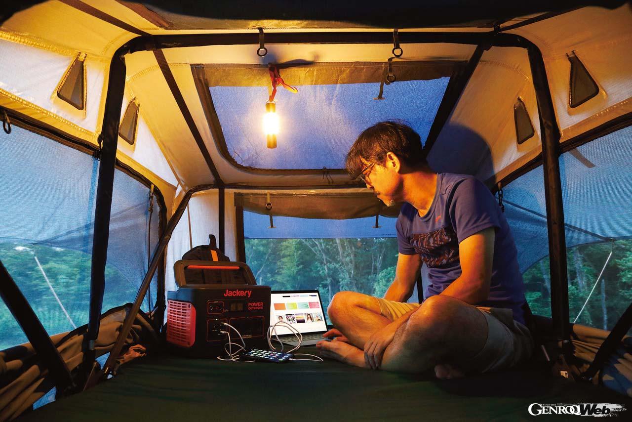 テプイ・エクスプローラー・エアー2は2人用なので、ひとりなら寝るにも座ってくつろぐにも十分以上の広さだ。今回、クルマの12V電源を使って満充電にしたジャクリーポータブル電源1000（13万9800円）を投入。電力の心配をすることなく過ごした。iPhoneを充電し、夕食後、長時間にわたってMacをいじったが、90％が80％になった程度。別の機会にそうしたデジタルガジェット数個の充電に加え、4-5時間にわたって小型の扇風機を回したが余裕だった。今回は炭火を用いたが、調理などの電熱系の負荷をかけても頼もしいはず。とにかくあると安心感が高い。ポータブル電源の人気の理由がわかった。重さは約11kgなのでオートキャンプなら苦にならない。