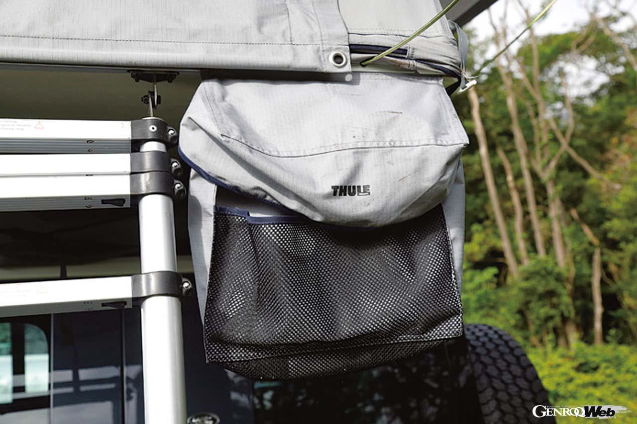 出入口近くに吊り下げることができるシューズバッグがオプション（8800円）として用意されている。靴をラダーの下に置いておくと、雨に濡らすことになったり動物に持っていかれてしまったりするかもしれない。