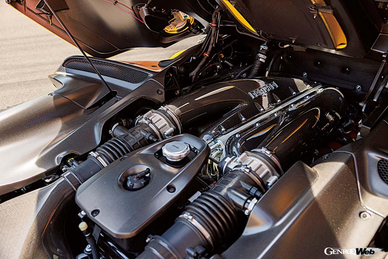 F140HB型をさらにチューンナップしたことで最高出力840ps、最大トルク697Nmを発生する6.5リッターV型12気筒エンジンを積む。