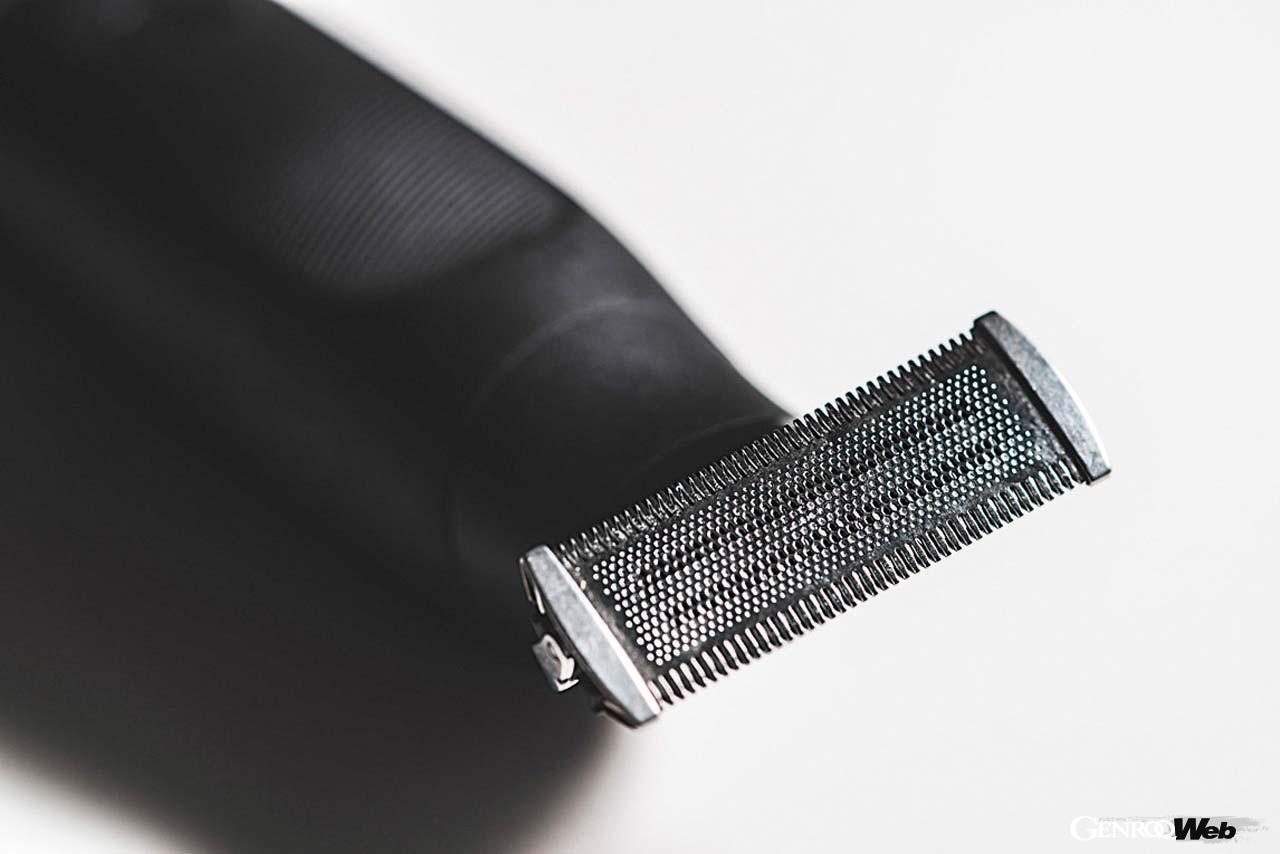 世界初の4Dブレードを搭載することで水平に寝た毛や様々な方向に生えたくせ毛もしっかりと剃り落とすことができる。振動する刃が直接肌に触れない優しい設計となっている。