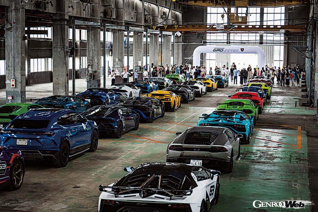 諏訪湖イベントホールは旧東洋バルヴ諏訪工場の跡地。工場の設備がそのまま残る場内は独特の雰囲気だ。神主による安全祈祷を受けた後、スタートだ。