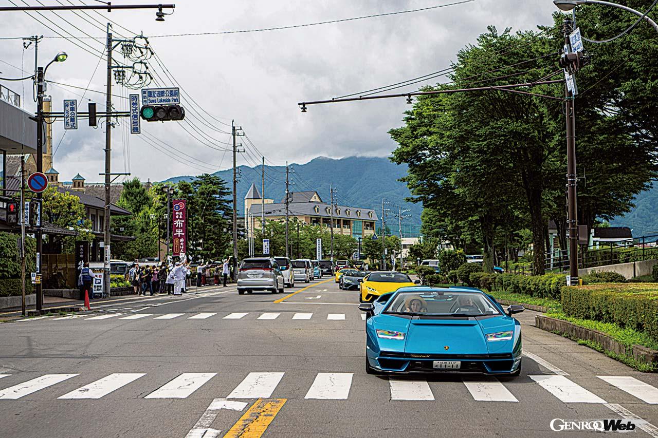 ブルーのカウンタックLPI800-4は日本で初めてナンバーが付いた車両で、オーナーも今回のツアーが初ドライブになるという。