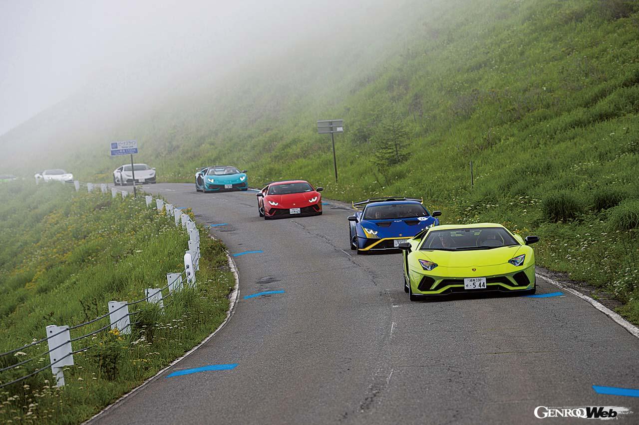 ビーナスラインなど、長野には美しいドライブロードが多い。参加者は安全運転でランボルギーニでのツーリングを楽しむ。