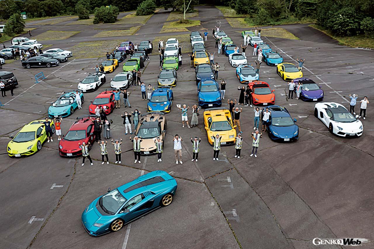 道中、鬼押出し園で集合写真。浅間山の噴火で流れ出した溶岩によって独特の雄大な景色が楽しめる。