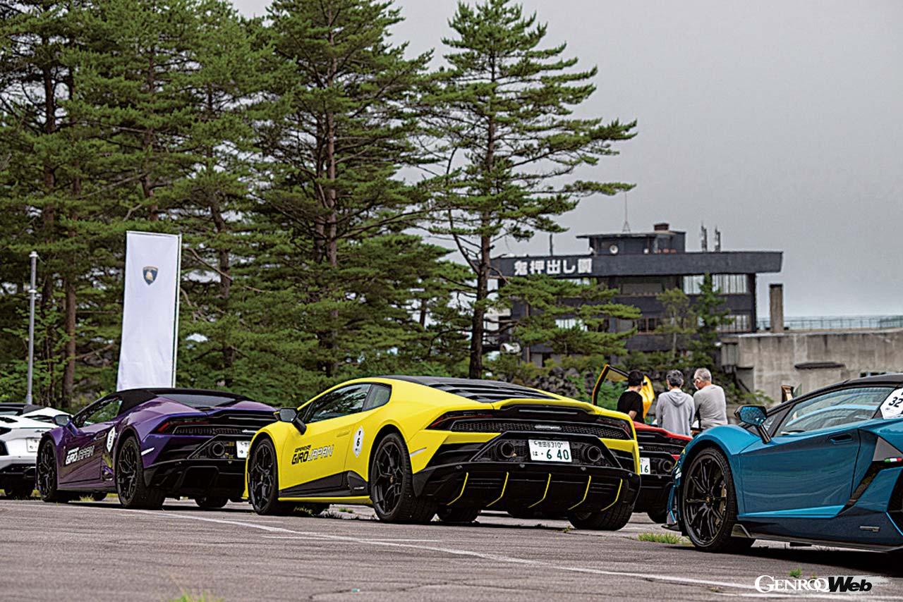 道中、鬼押出し園で集合写真。浅間山の噴火で流れ出した溶岩によって独特の雄大な景色が楽しめる。