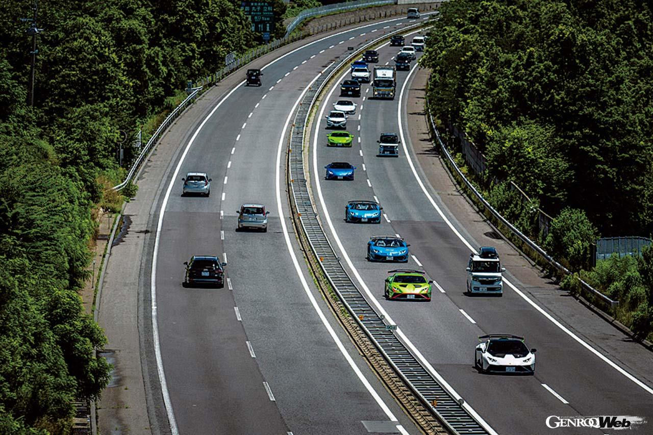 高速道路を多くのランボルギーニが疾走する姿は壮観で、遭遇した他のドライバーは一瞬驚き、そして笑顔になっていく。