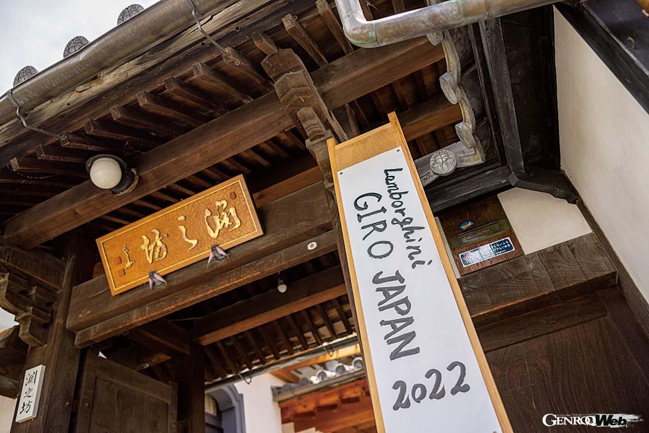 善光寺は今年は7年に一度のご開帳の年で、多くの観光客で賑わっていた。旅の最後に本堂でご祈祷を受けたが、これもなかなかできない体験だ。