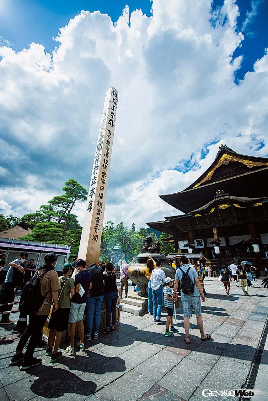 善光寺は今年は7年に一度のご開帳の年で、多くの観光客で賑わっていた。旅の最後に本堂でご祈祷を受けたが、これもなかなかできない体験だ。