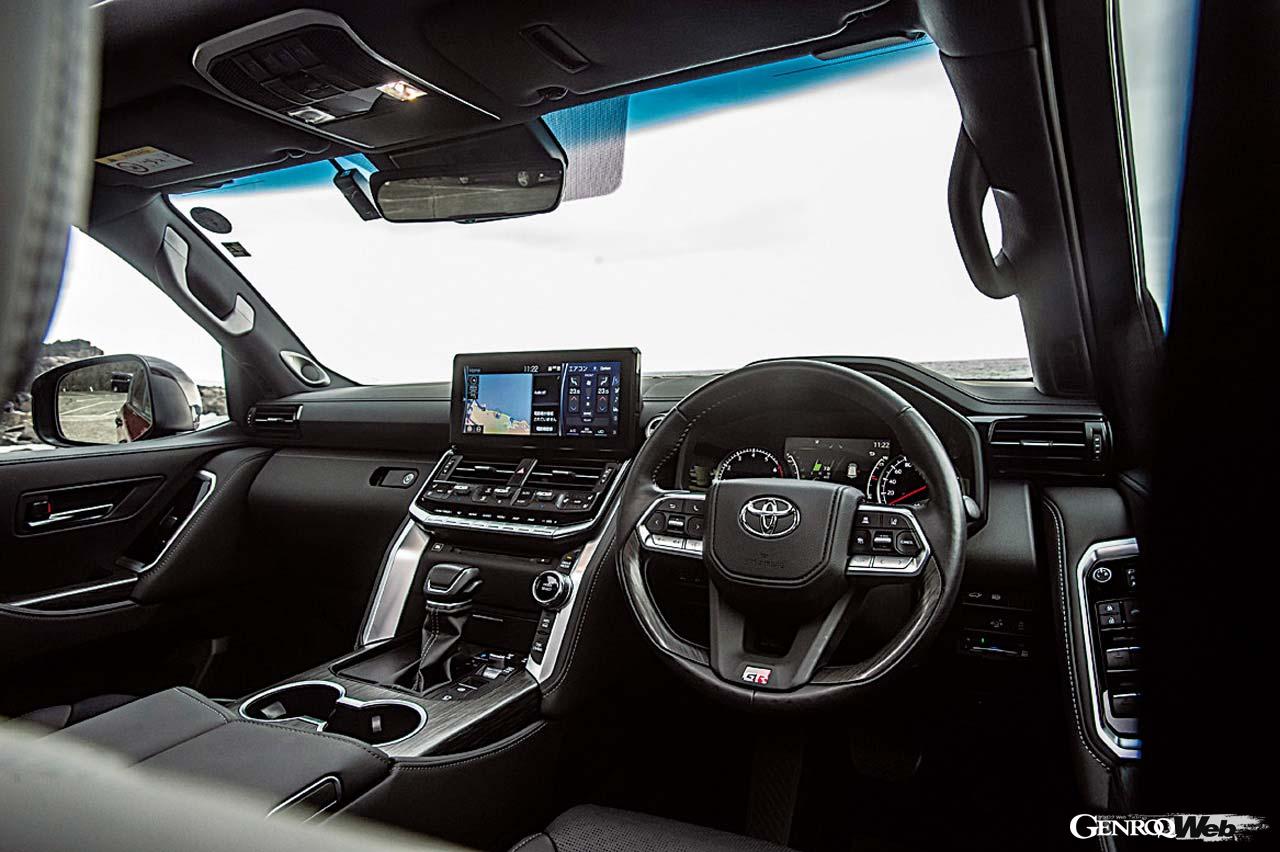 高精細な12.3インチTFTディスプレイを採用した最新のインフォテインメントシステムは使い勝手も良好。GRスポーツのみGRエンブレム付きのシートが奢られる。