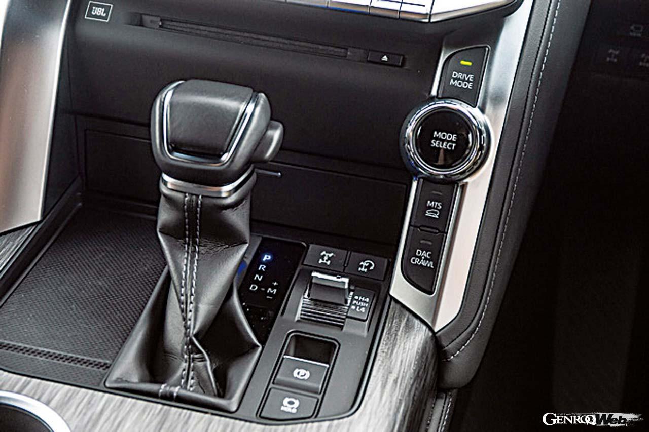 高精細な12.3インチTFTディスプレイを採用した最新のインフォテインメントシステムは使い勝手も良好。GRスポーツのみGRエンブレム付きのシートが奢られる。