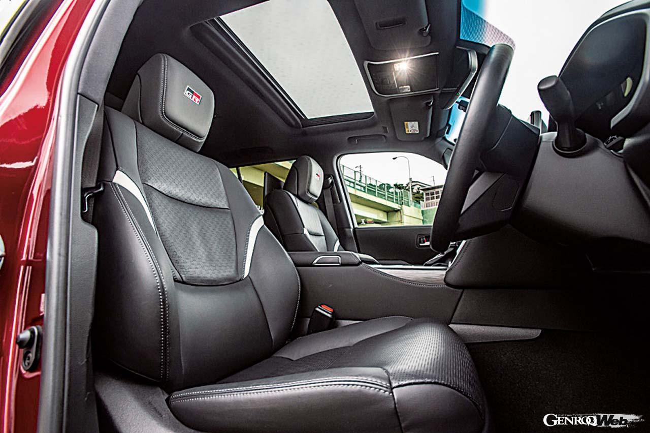 高精細な12.3インチTFTディスプレイを採用した最新のインフォテインメントシステムは使い勝手も良好。GRスポーツのみGRエンブレム付きのシートが奢られる。