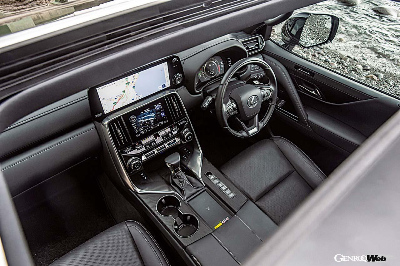 10個のスピーカーを採用するプレミアムサウンドシステムやフロントコンソールトレイ部のワイヤレス充電など充実した快適装備はLXならではだ。