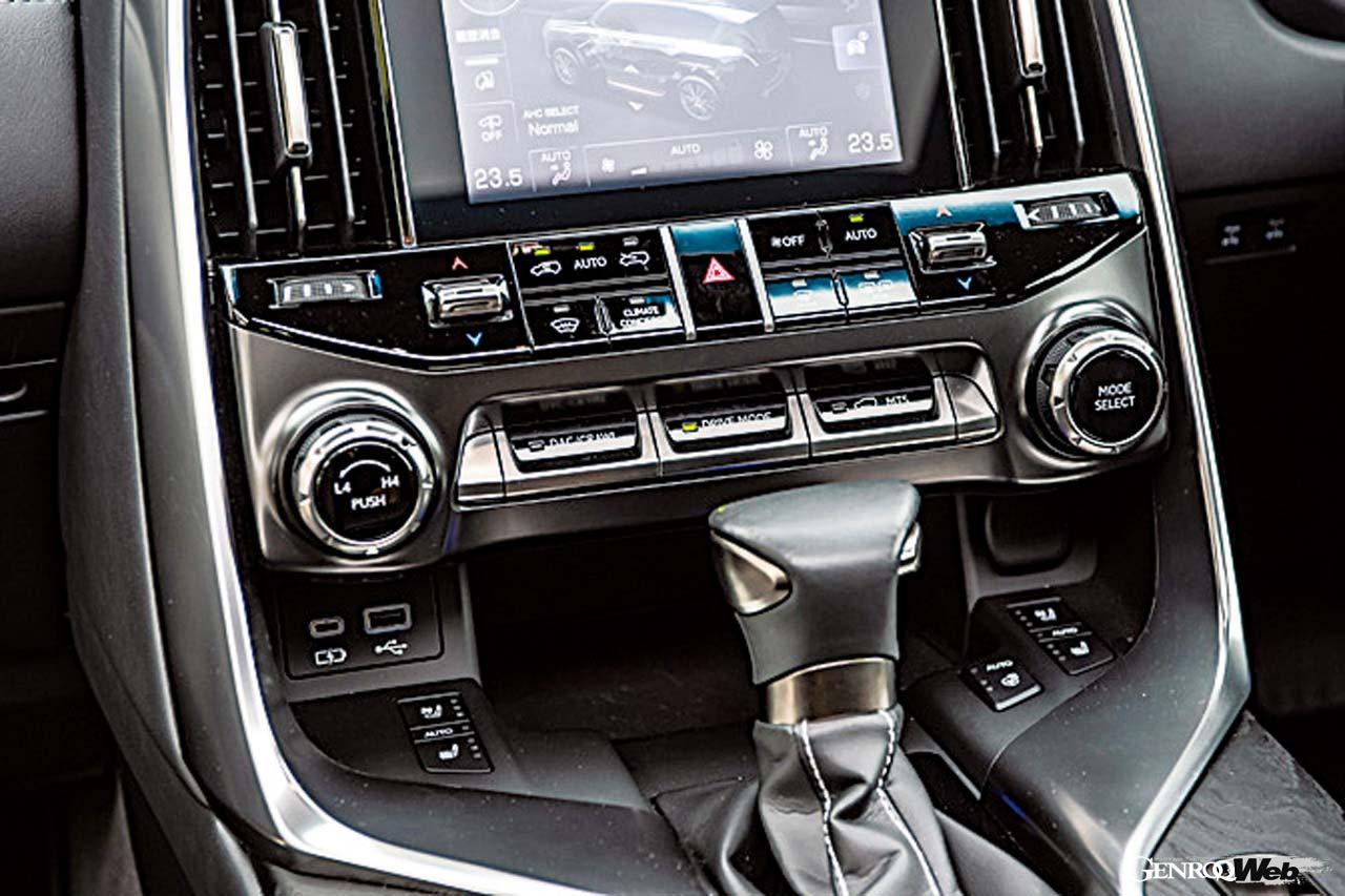 10個のスピーカーを採用するプレミアムサウンドシステムやフロントコンソールトレイ部のワイヤレス充電など充実した快適装備はLXならではだ。