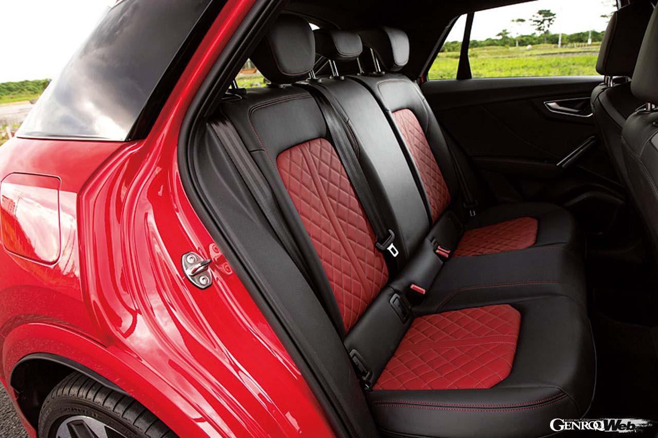 インテリアも黒を基調に「S」ロゴ入りスポーツシートを採用。またマグマレッドのファインナッパレザーなどが選択可能。