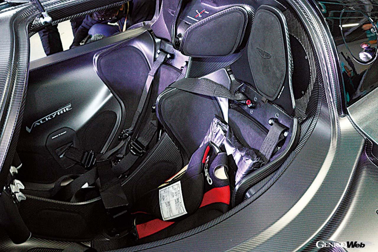 カーボンのボディと一体化したシート。ガルウイングドアは上部しか開かないので乗員は潜り込むようにして乗ることになる。