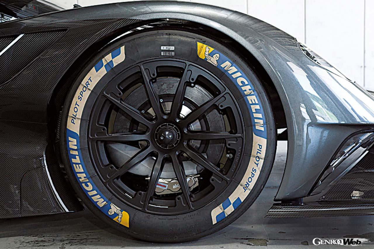 ブレーキはカーボンコンポジットのローターにフロントはアルコン製6ポットキャリパーを組み合わせる。真下に位置するキャリパーには温度計が備わる。