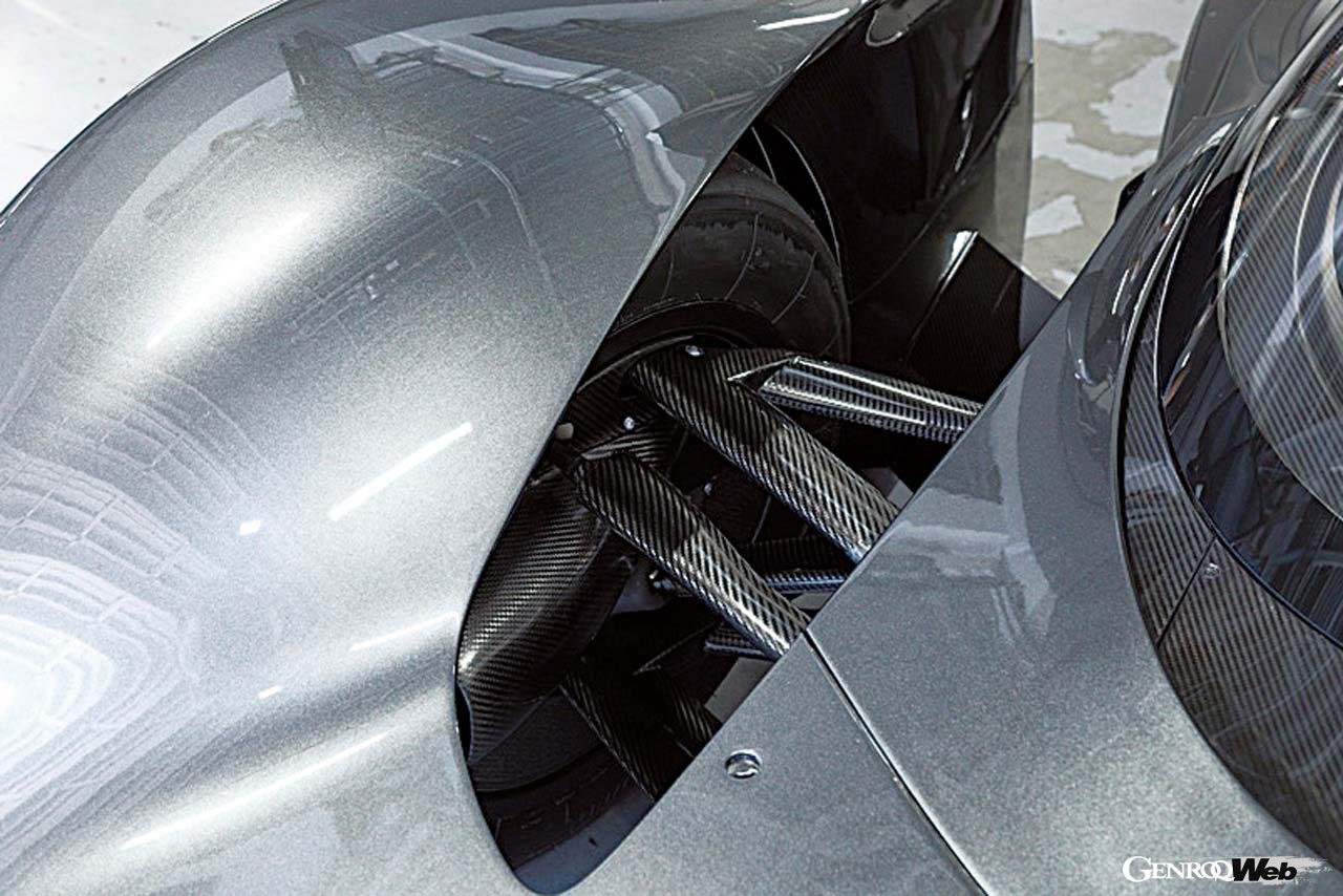 サスペンションアームもすべてカーボン製。エンジン周り以外はほとんどの素材がカーボンとなる。