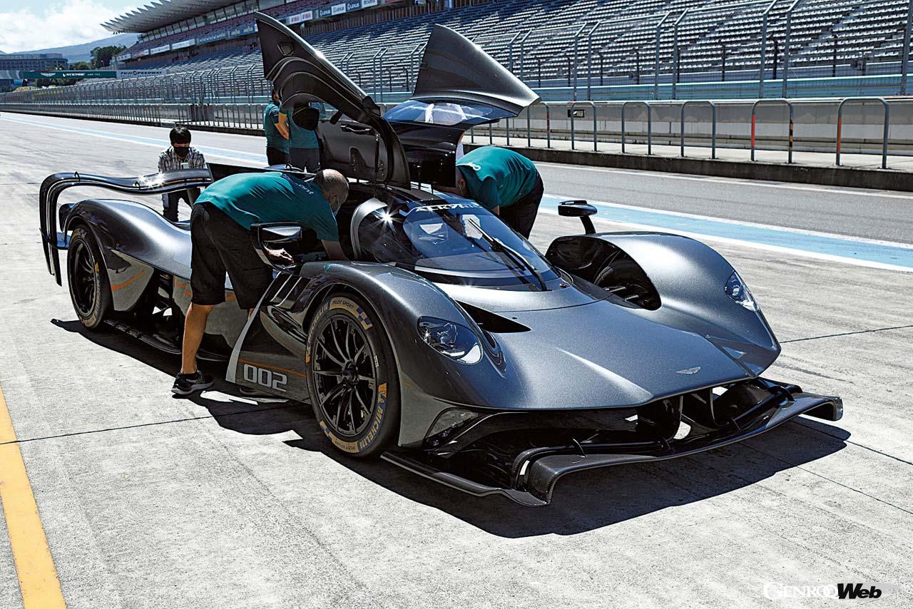 ヴァルキリーと比べてホイールベースは380mm、全長は266mmそれぞれ延長。トレッドもフロントで96mm、リヤは115mm拡大されている。