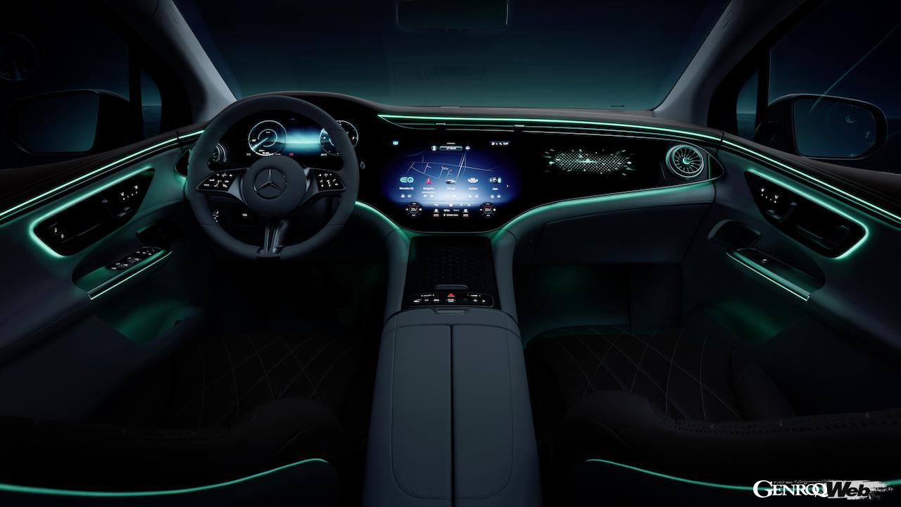 メルセデス・ベンツ EQE SUVのインテリア。夜間イメージ