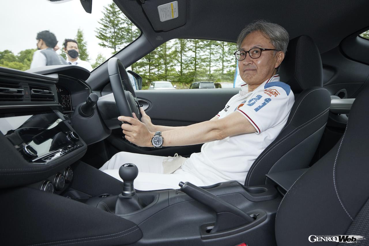 新型日産フェアレディZのコクピットに収まる自動車ジャーナリスト・渡辺慎太郎