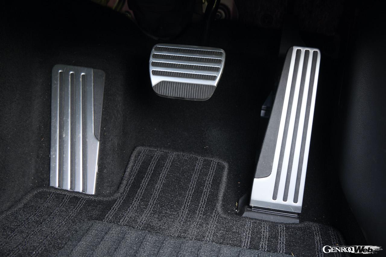 新型日産フェアレディZのペダル。ATモデル