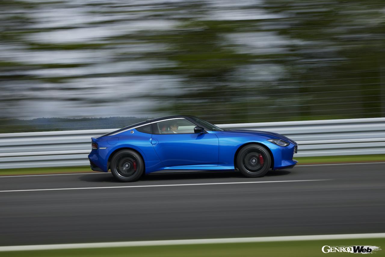 新型日産フェアレディZのサイドビュー