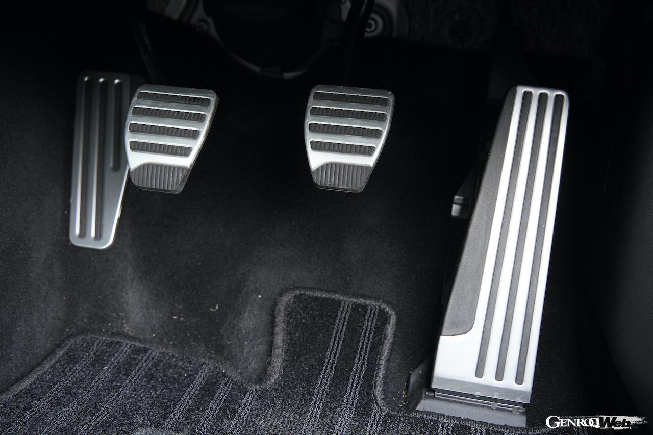 新型日産フェアレディZのペダル。MTモデル