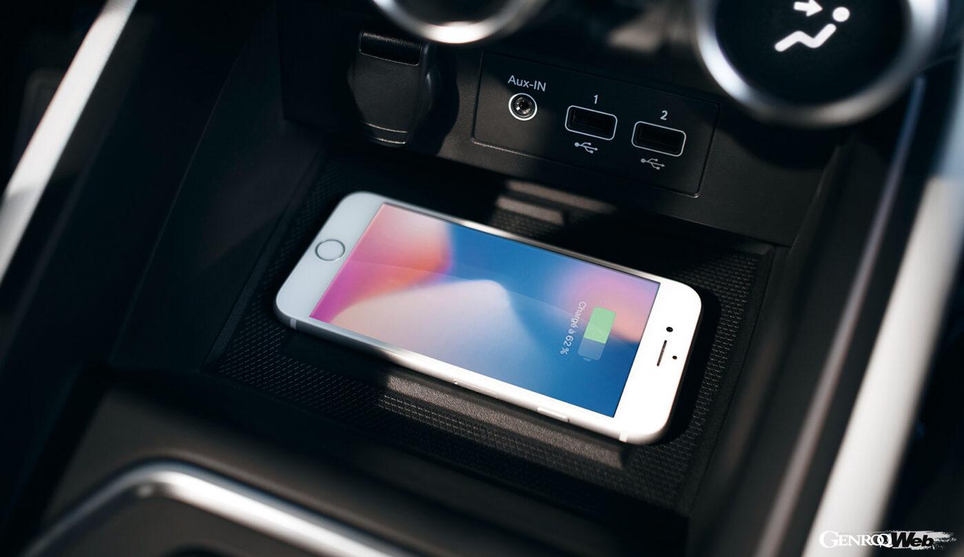 ルノー ルーテシアのワイヤレス充電機能付き収納トレイ