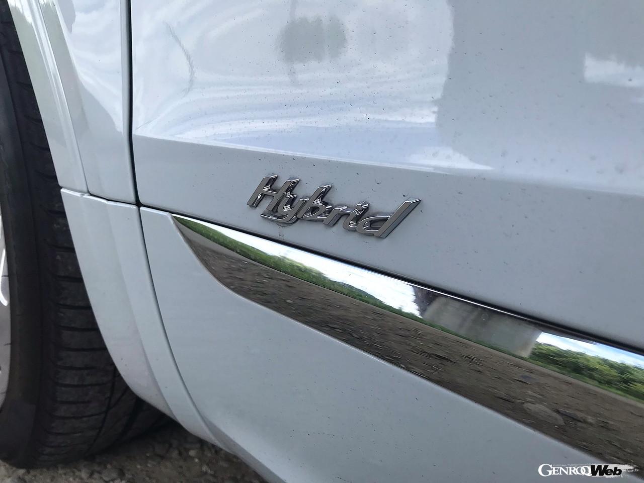 ベントレー ベンテイガ ハイブリッドのエンブレム