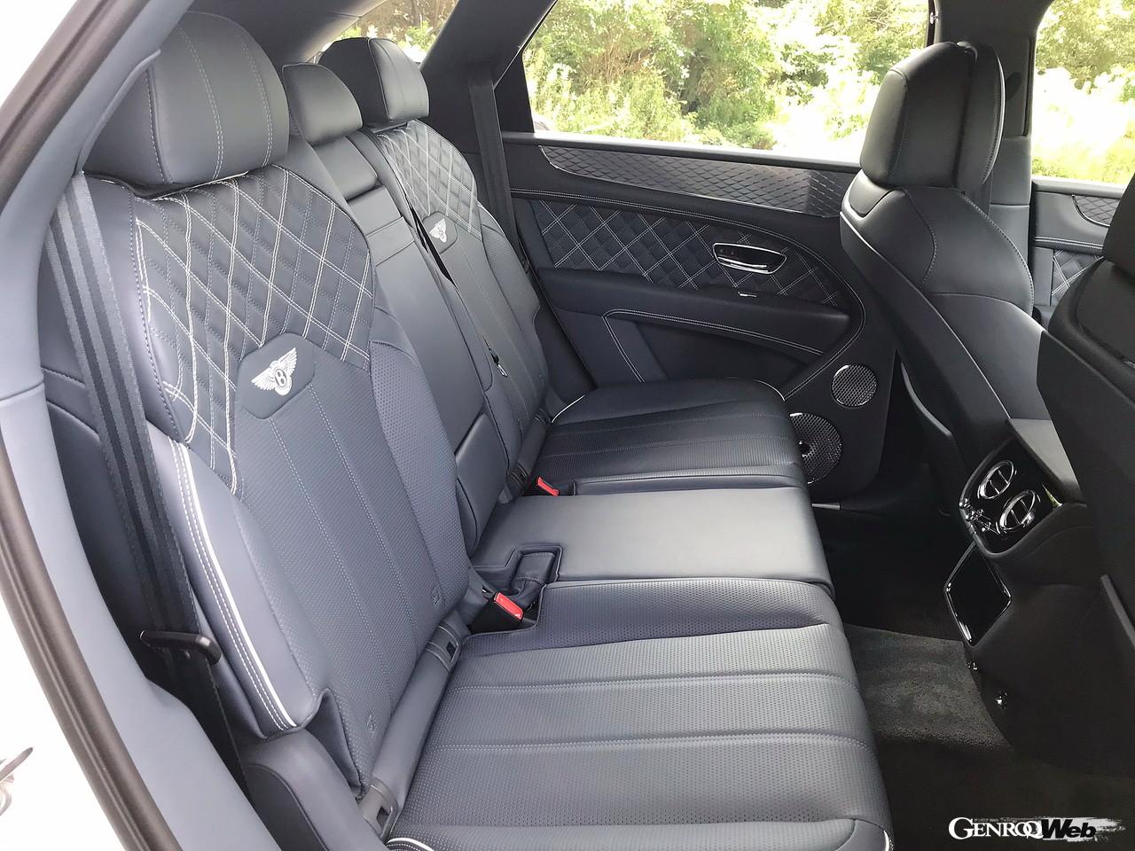 ベントレー ベンテイガ ハイブリッドのリヤシート