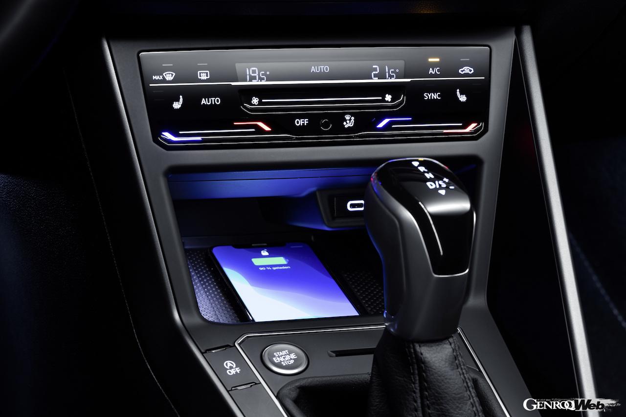 フォルクスワーゲン ポロのワイヤレス充電機能付き収納トレイ