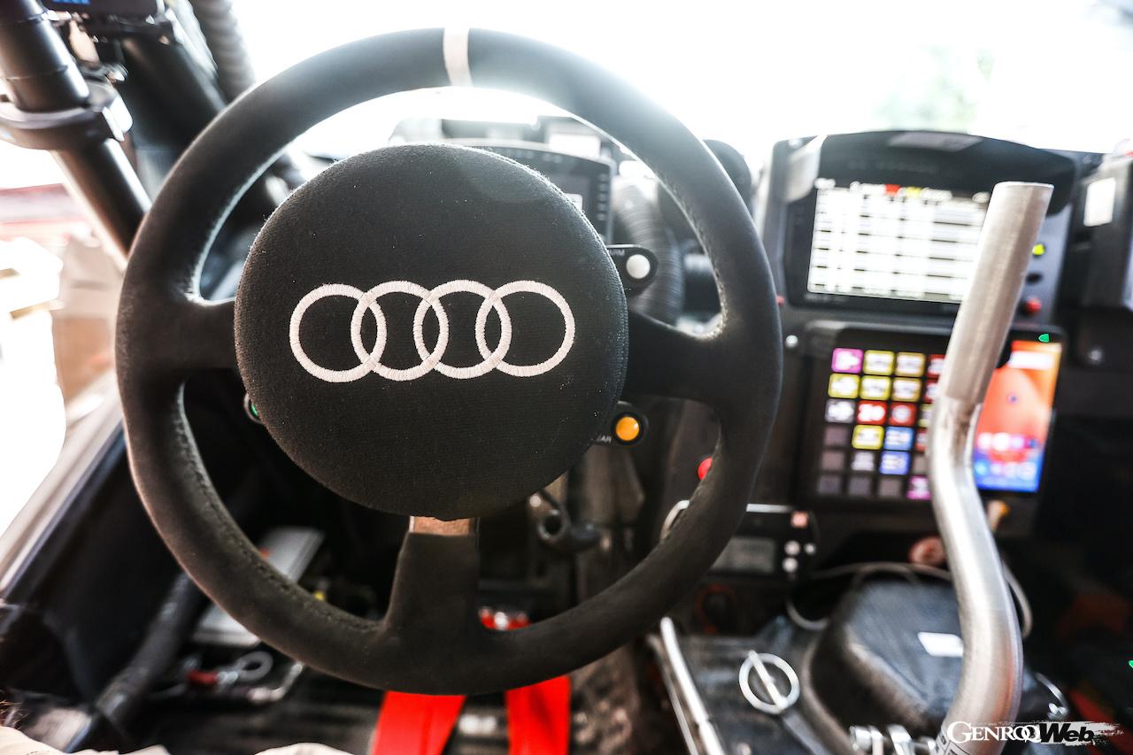 タフな環境で瞬時の判断やコントロールが要求されるダカールラリー。ドライバーやコ・ドライバーの負担を減らすべく、操作系に改良が施されることになった。