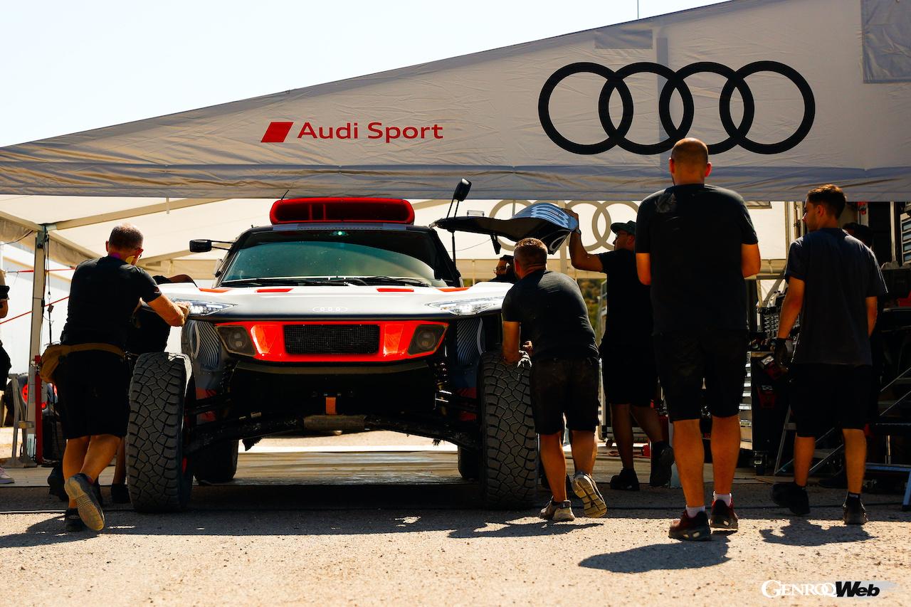 実戦デビューに向けてテストを続ける、ラリーレイド用電動プロトタイプバギー「アウディ RS Q e-tron E2」。