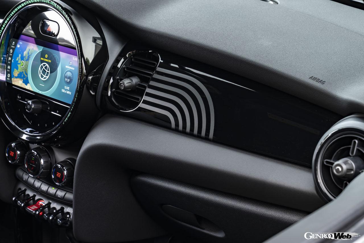 MINI 3ドア クーパーS マルチトーン・エディションのインテリア。