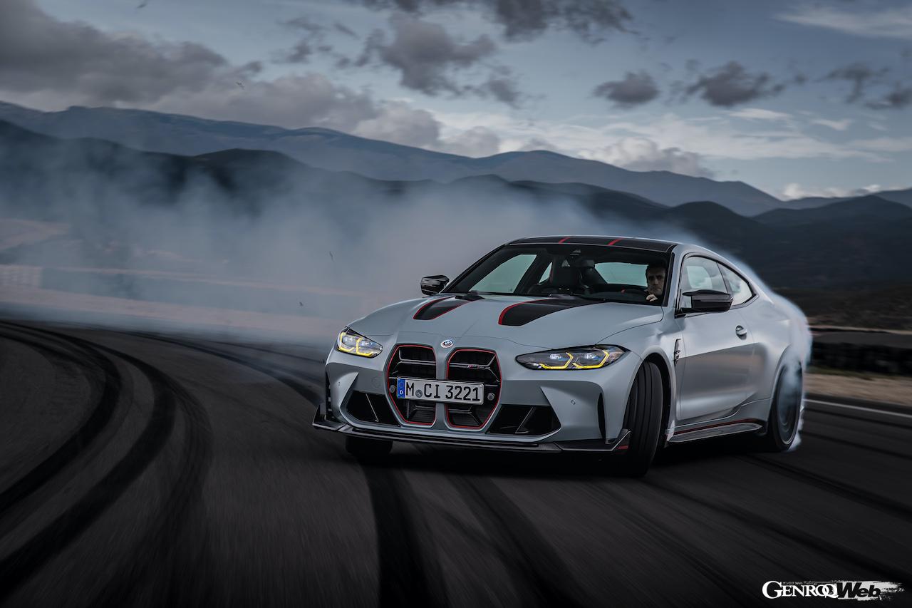 BMW市販モデル最速を誇る「BMW M4 CSL」の走行シーン。