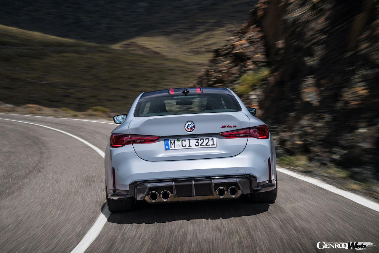 BMW市販モデル最速を誇る「BMW M4 CSL」の走行シーン。