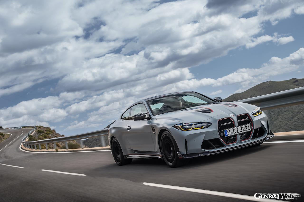 BMW市販モデル最速を誇る「BMW M4 CSL」の走行シーン。