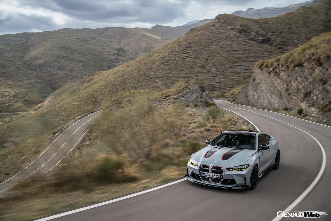 BMW市販モデル最速を誇る「BMW M4 CSL」の走行シーン。